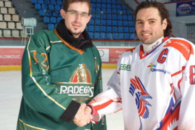Michal Kučera z Radegastu (vlevo) a kapitán olomouckých hokejistů Jakub Bartoň.