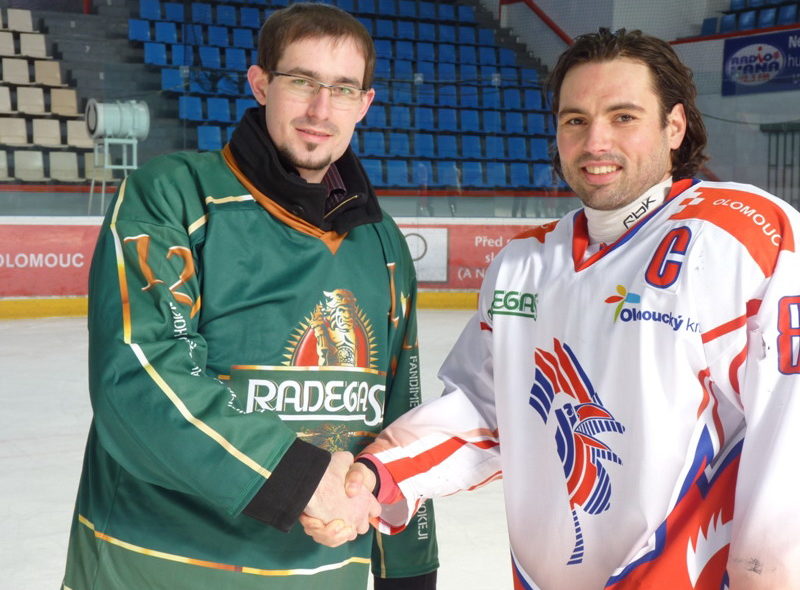 Michal Kučera z Radegastu (vlevo) a kapitán olomouckých hokejistů Jakub Bartoň.