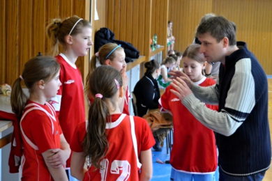 Na snímku ze zápasu mladších minižákyň SBŠ Ostrava – BK FM z 12. února hovoří trenér BK FM Josef Ručka s děvčaty během oddechového času.rnrn