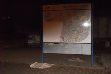 Škoda, kterou vandal způsobil poškozením mapy na zastávce, činí zhruba  tisíc korun.