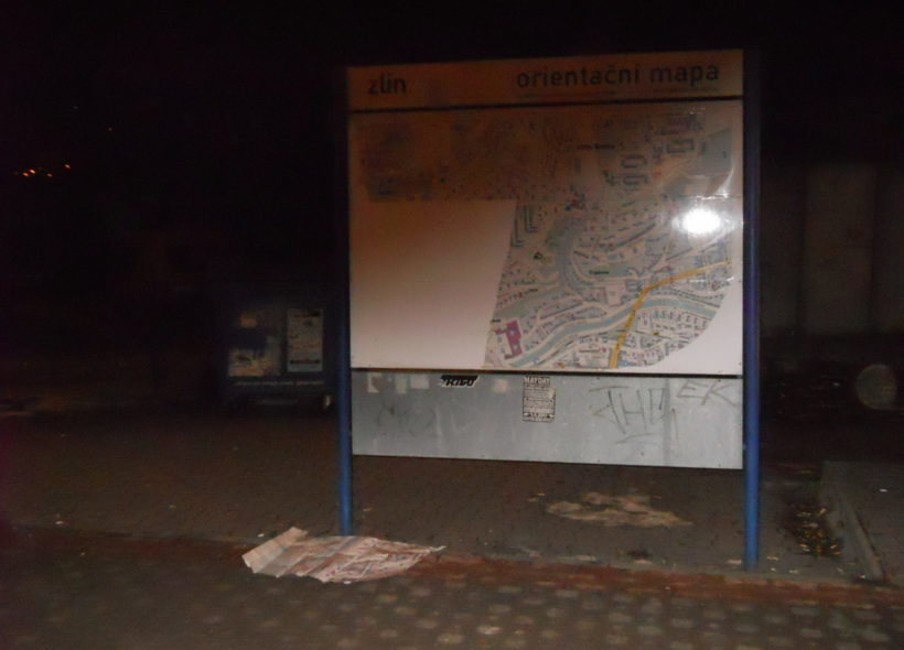 Škoda, kterou vandal způsobil poškozením mapy na zastávce, činí zhruba  tisíc korun.