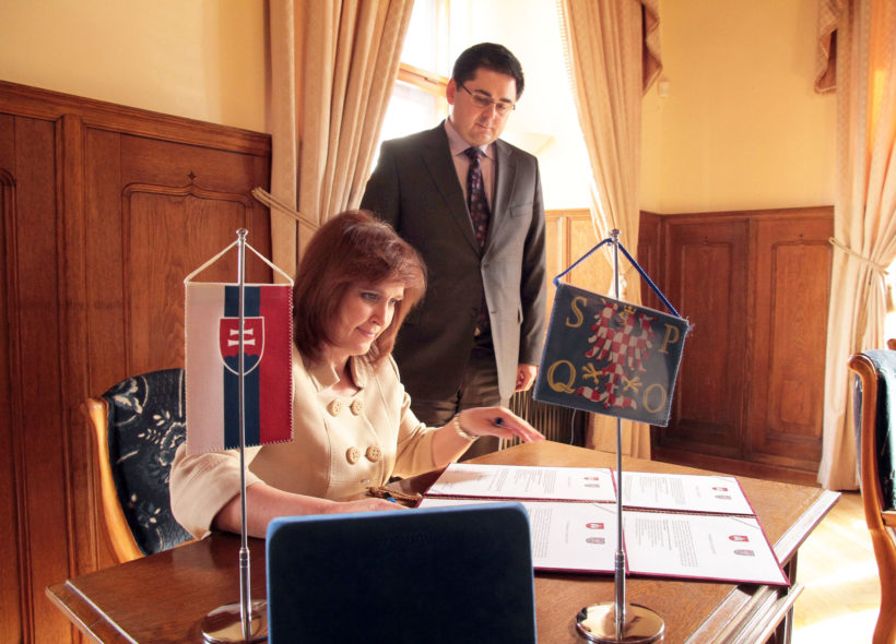 Smlouvu o partnerství mezi Bratislavou-Starým Mestom a Olomoucí podepsali představitelé obou měst v Olomouci.