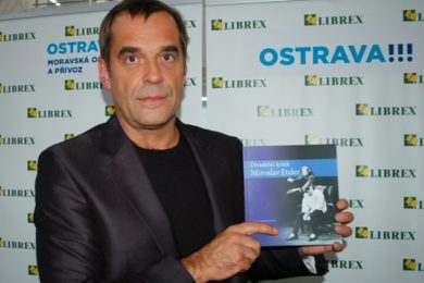 Miroslav Etzler ukazuje po besedě v Domě knihy Librex knihu o svém otci. 