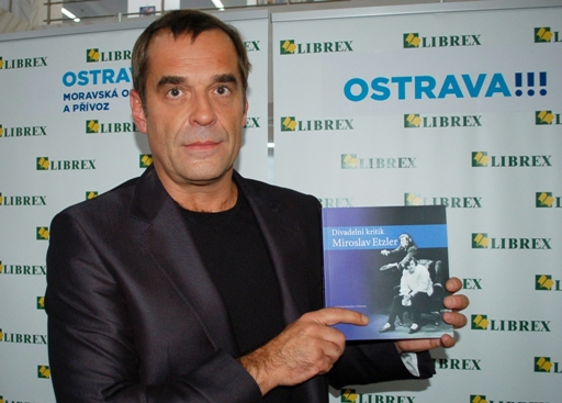 Miroslav Etzler ukazuje po besedě v Domě knihy Librex knihu o svém otci. 