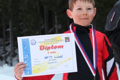 Lukáš Seitz s medailí a diplomem za druhé místo. 