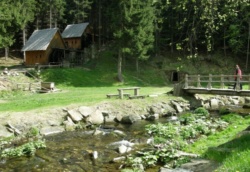 Ve scenériích jako z filmu si můžete ve Zlatých Horách vyzkoušet ryžování zlata. 