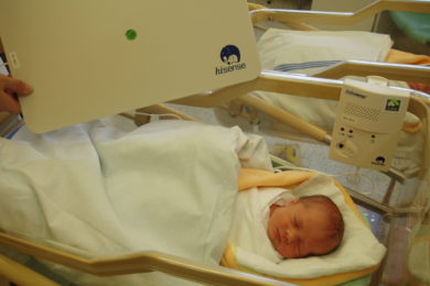 Monitor babysense II je ve zlínské krajské nemocnici díky Nadaci Křižovatka používaný u novorozenců už několik let.