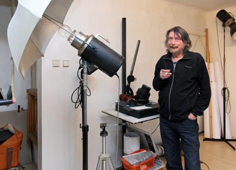 Fotograf Ota Landsberger ve svém ateliéru. 