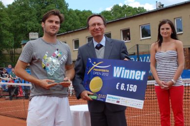 Vítězný francouzský tenista Jonathan Dasnieres De Veigy s generálním ředitelem společnosti Prosperita Miroslavem Kurkou, který mu předal šek za výhru v turnaji.  
