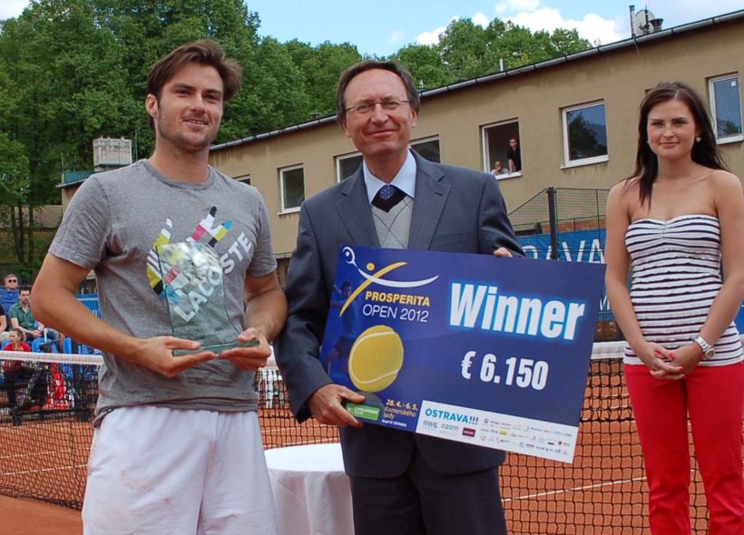 Vítězný francouzský tenista Jonathan Dasnieres De Veigy s generálním ředitelem společnosti Prosperita Miroslavem Kurkou, který mu předal šek za výhru v turnaji.  