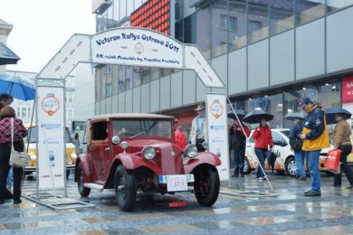 Historické vozy startovaly loni z Masarykova náměstí, letos rallye začne na stejném místě.