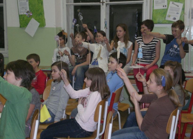 Žáci ZŠ Strossmayerovo náměstí s vlastnoručně vyrobenými loutkami. 