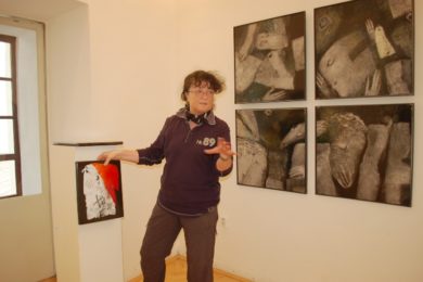 Eva Kučerová-Landsbergrová při instalaci svých smaltů v Muzeu Beskyd. 