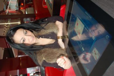 Provozní ostravské kavárny Red Spoon Julius Meinl Veronika Krčmářová předvádí, jak funguje dotyková obrazovka. 
