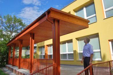 Opravené terasy Mateřské školy Sv. Čecha si prohlíží náměstek primátora Frýdku-Místku Michal Pobucký