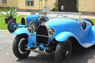 Věrné kopie Bugatti T35 se představí na zámku Napajedla.