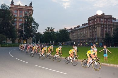 Cyklistický závod v Porubě. 