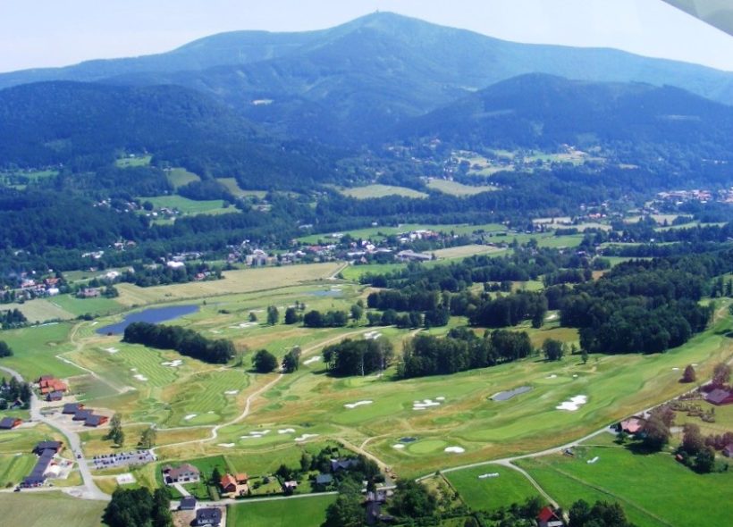 Letecký snímek golfového areálu v Ostravici.
