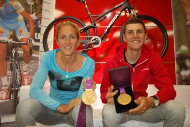 Miroslava Knapková a Jaroslav Kulhavý ukazují v ostravské prodejně Bikematic své zlaté olympijské medaile. 