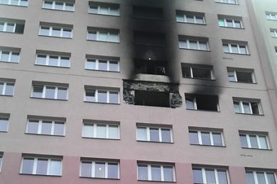 Dům s vyhořelým bytem v ulici Jaroslava Lohrera v Místku. 