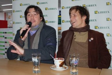 Představitelé hlavních rolí Vladimír Polák (vlevo) a Igor Orozovič na besedě v Domě knihy Librex. 