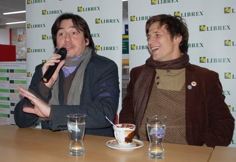Představitelé hlavních rolí Vladimír Polák (vlevo) a Igor Orozovič na besedě v Domě knihy Librex. 