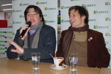 Vladimír Polák (vlevo) a Igor Orozovič, kteří hrají hlavní role ve Wildově komedii Jak je důležité mít Filipa, při besedě s diváky v Domě knihy Librex. 