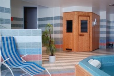 Příjemné prostředí s vířivkou a saunou ve Squashstormu. 
