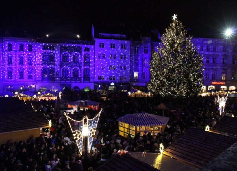 Olomoucké Horní náměstí stále žije tradičními vánočními trhy.