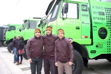 Posádka, která bude závodit v tatrováckém speciálu na Rallye Dakar.  Zleva: Jaroslav Miškolci, Tomáš Vrátný a Milan Holáň. 