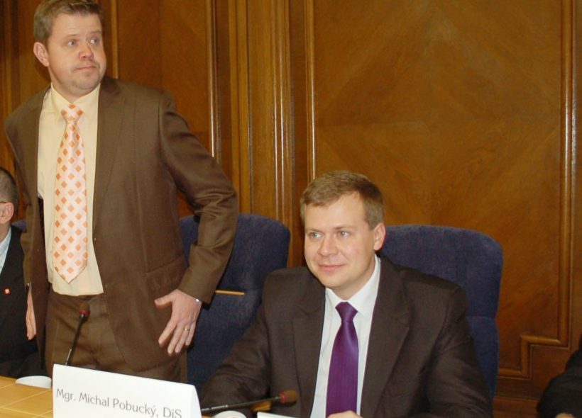 Michal Pobucký (vpravo) a Petr Cvik před zahájením jednání pondělního zastupitelstva.  