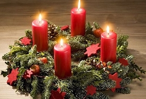 Adventní věnec je součástí předvánoční a vánoční doby, může se však stát snadno zdrojem požáru.