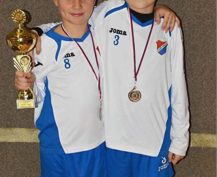 Fotbalisté Filip Votava (vlevo) a Jan Kremser s trofejemi z turnaje ve Frýdku-Místku. 