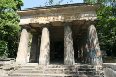 Jihoslovanské mauzoleum v Bezručových sadech chátrá kvůli nevyjasněným majetkovým vztahům.