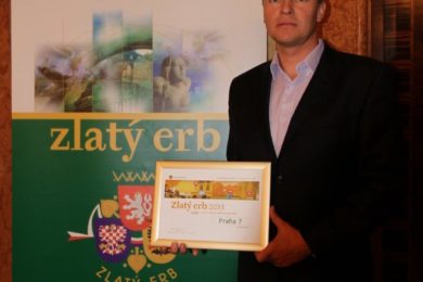 Vedoucí oddělení informatiky Úřadu MČ Praha 7 Radomír Botek přebírá ocenění za 3. místo v kategorii „Nejlepší webová stránka města“. 