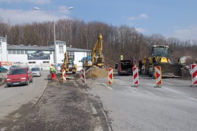 Stavba kruhového objezdu pod slezskoostravskou radnicí. 