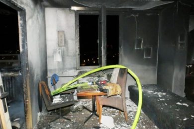 Zničený byt, v němž uhořela 80letá stařenka. 