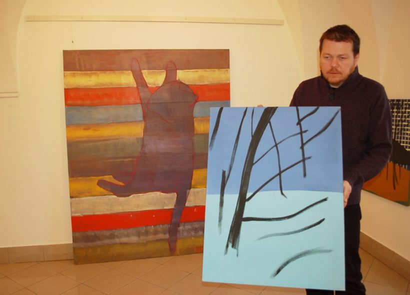 Ivo Sumec při instalaci svých obrazů v Galerii Langův dům.