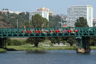 Most Rámusák slouží tramvajové dopravě od roku 1977.
