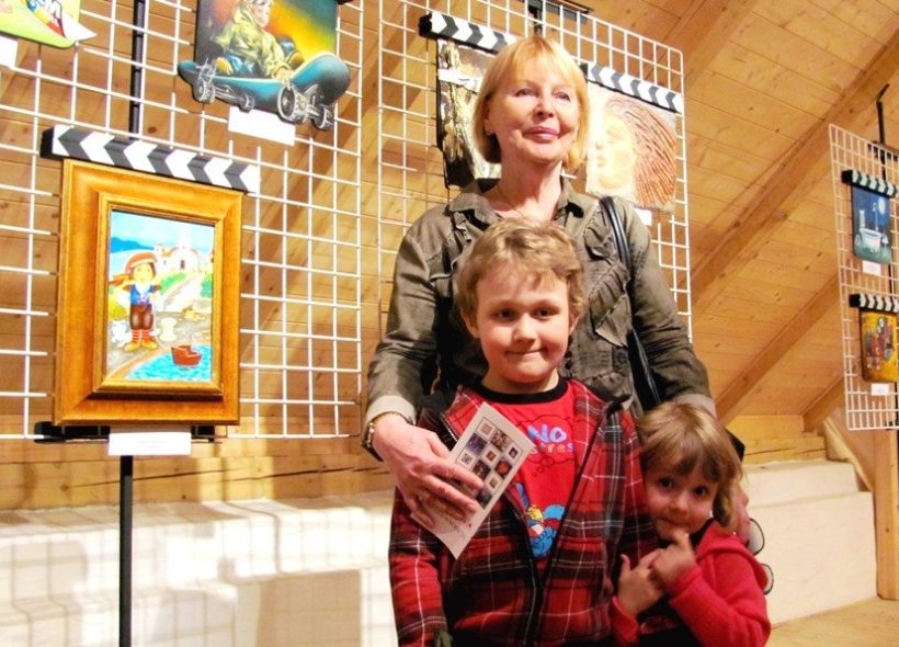 Vlasta Švejdová se svými vnoučaty u klapky, kterou namalovala pro Zlínský filmový festival. 