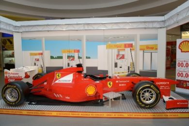 Ferrari formule 1 ve skutečné velikosti složené z Lego kostek. 