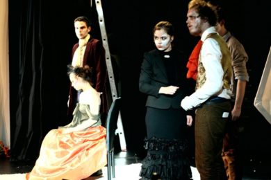 Na snímku ze hry Běsi jsou zleva: Anastázie Klemensová, Ondřej Šodek, Klára Bajerová, Martin Pavlík, Vít Schlesinger.