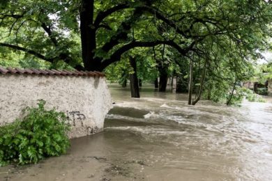 Rozvodněná říčka Rokytka v Dolních Počernicích prorazila zeď zámeckého parku