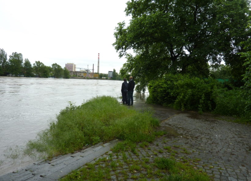 Voda vytekla z koryta řeky v Troji. Podle krizového štábu nepřinesou povodně Praze 7 zásadní ohrožení. 