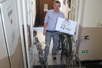 Marcel Sikroa s darovanými bicykly.