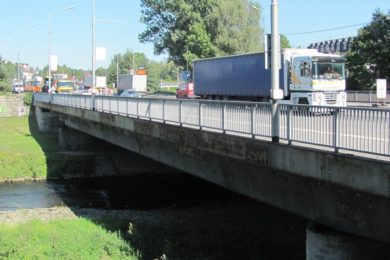 Most před Ostravici opravují silničáři. 