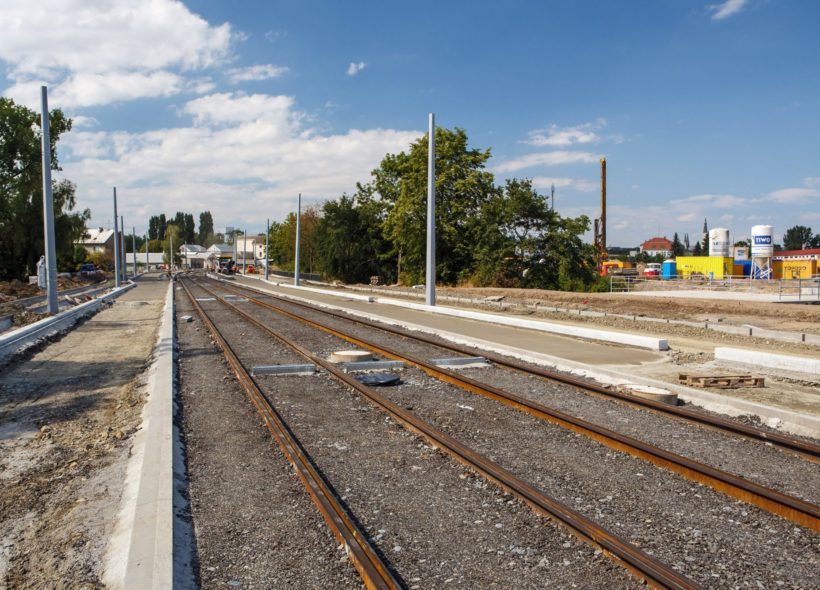 Hlavním důvodem uzavírek ve městě je stavba nové tramvajové trati na Nové Sady. 