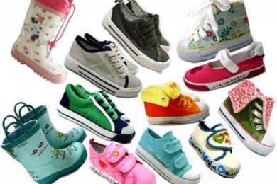Výběr obuvi není radno podceňovat. Nevhodné boty mohou dětskou nohu nenávratně poškodit
