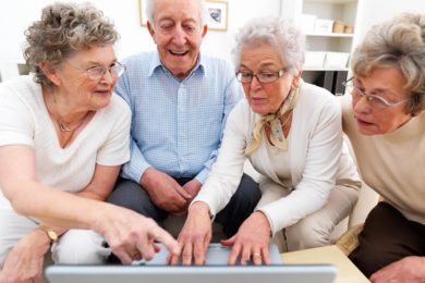 Cílem vzdělávacích kurzů pro seniory je i zprostředkování nových sociálních kontaktů