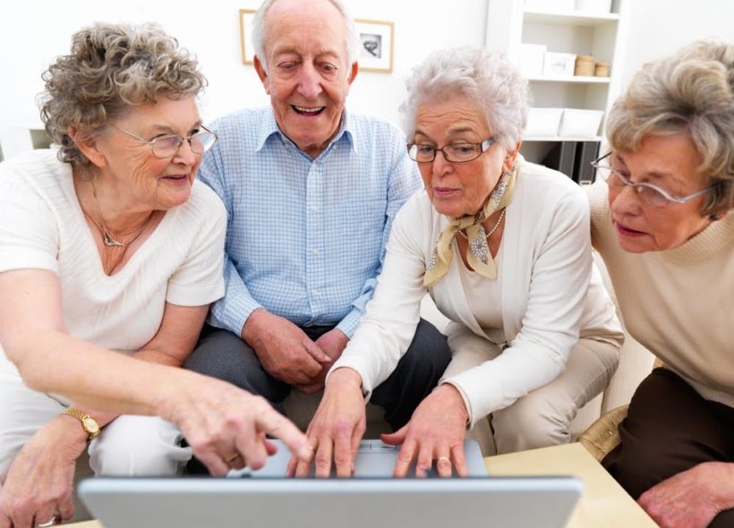 Cílem vzdělávacích kurzů pro seniory je i zprostředkování nových sociálních kontaktů